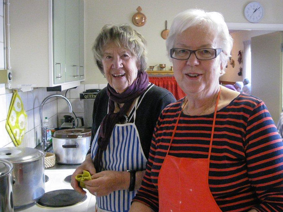 AnnaLisa och Inger värmer mjölk