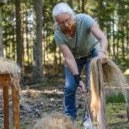 Kerstin visar hur man skäktar