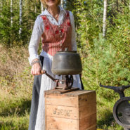 Bondmoran Ninnie kärnar smör med separatorn