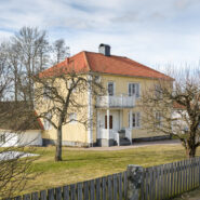 Gula villan med skolan i bakgrunden