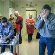 Erik underhåller Laila medan julosten blir till